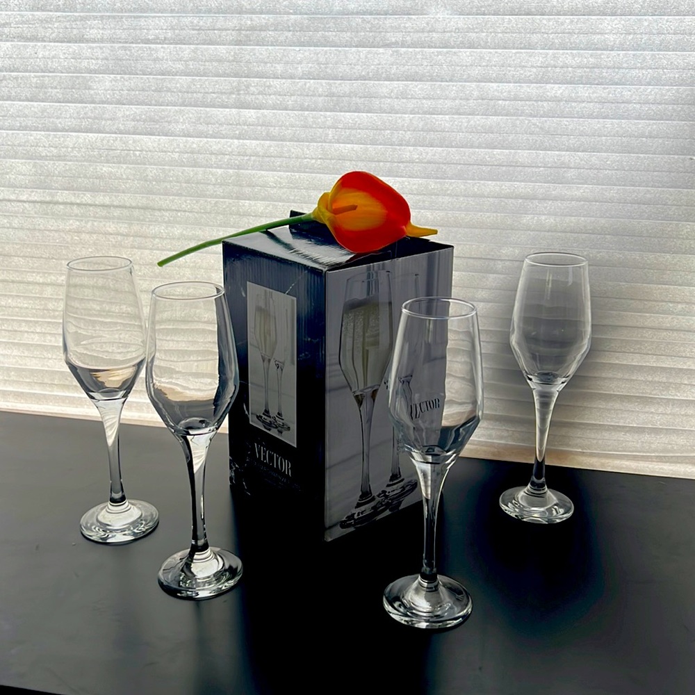 A set of 4 champagne flutes in its original box that’s in a marble designed box